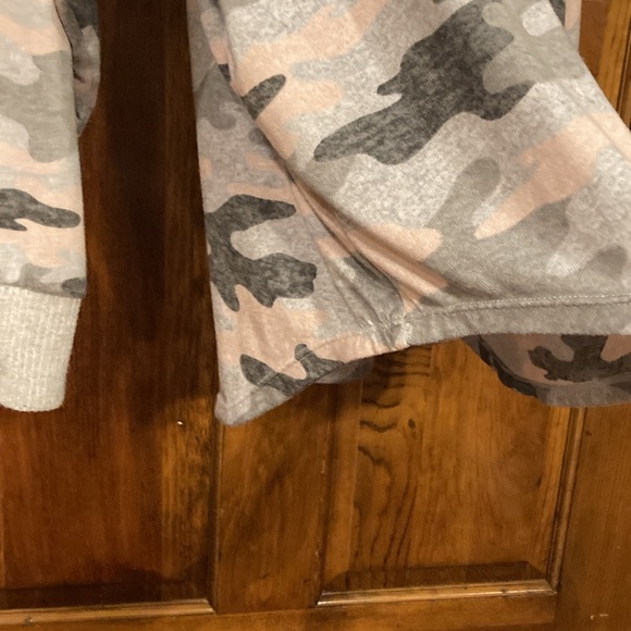 Secret Treasures XL (16/18) Super Soft Pink and Gray Camo Pajama/Lounge Top - Picture 4 of 8